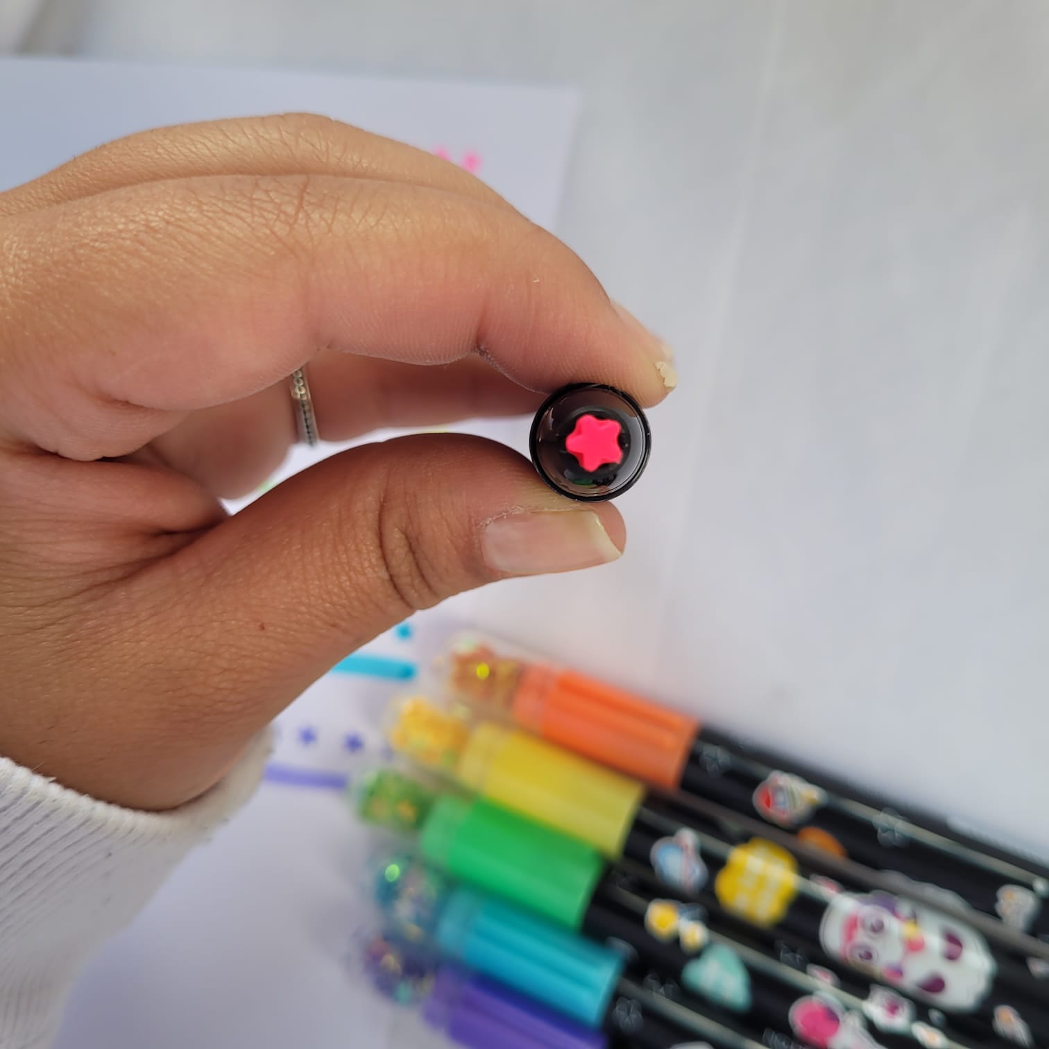 marca_texto_estrelinha_corpo_preto_kit_com_2_estojos_8753_3_18ae05fa0f7b5a638c4656a2f2833b92.jpeg Estojo Canetinha Ponta Estrela Corpo Preto c/ 6 und Importados - Imagem 3