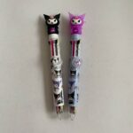 Caneta Fofa Kuromi Hello Kitty c/ Pin 10 Cores Importados